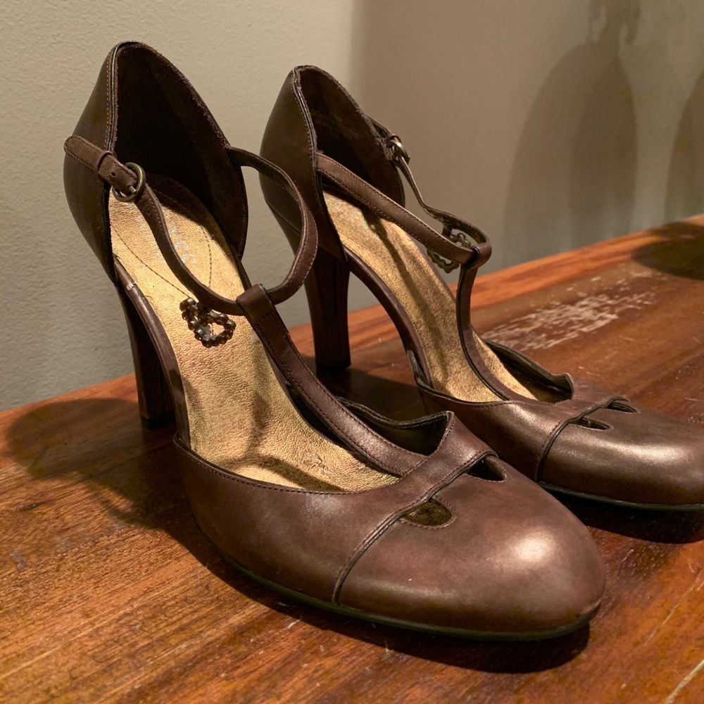 Guess by Marciano Pump Closed Toe Rhinestone Heart
